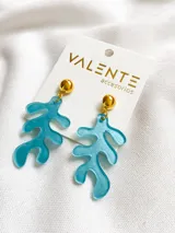 Aros colgantes de acrílico celeste con forma de alga marina y base dorada.