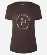 Remera deportiva marrón de microfibra texturizada, con cuello redondo, mangas cortas y estampado frontal con el texto "Sunday Coffee Dept.".