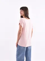Remera de manga corta, color negro, con cuello en V y corte holgado.