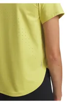 Remera deportiva de manga corta con tecnología Iso-Chill que disipa el calor corporal. Presenta perforaciones láser estratégicas para ventilación, bajo curvado y detalles reflectantes. Confeccionada en tejido elástico de secado rápido con protección UPF 30.