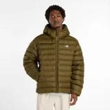 Campera puffer con capucha, color verde oliva, con cierre frontal bidireccional, mangas largas y puños elásticos. Presenta logo de la marca bordado en el pecho.