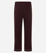 Pijama largo Lov de viscolycra color blanco con detalles de bies contrastante en negro. Está compuesto por una remera de manga larga con cuello redondo, bolsillo ojal en el pecho y pantalón de corte recto con cintura elástica.