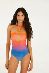 Malla enteriza con diseño ombré que transiciona de naranja a azul. Presenta escote halter con nudo central y una abertura cut-out en la parte superior del torso.