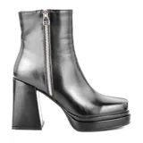 Bota de vestir de cuero sintético color negro, con plataforma y taco cuadrado alto. Presenta cierre lateral con cremallera plateada.