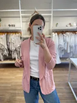 Blazer color rosa de viscosa y poliéster, con solapas y corte recto.