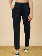 Pantalón deportivo recto color azul marino, con cintura ajustable con cordón.