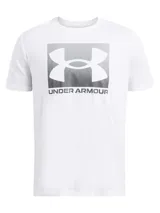 Remera Under Armour de manga corta y cuello redondo, en color blanco. Presenta un estampado gráfico frontal con el logo de la marca en un recuadro gris.