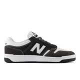 Championes New Balance modelo 480 para hombre, en colores negro y blanco. Inspirados en los zapatos de baloncesto clásicos de las décadas de 1980 y 1990. Confeccionados en gamuza, cuero y malla, con entresuela FuelCell y puntera reforzada.