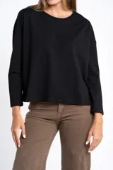 Remera de manga larga color negro, con cuello redondo y corte al cuerpo.