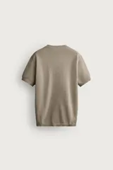 Camiseta de punto relaxed fit de algodón en color negro, con cuello redondo y manga corta, con acabados en rib.