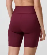 Bermuda deportiva de poliamida color celeste, de tiro alto con cintura ancha y ajuste ceñido al cuerpo.