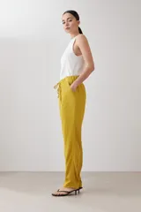 Pantalón de pijama color verde pistacho, de lino, con cintura elástica y cordón ajustable.