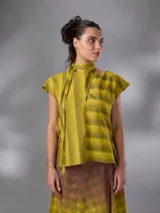Blusa sin mangas de lino y algodón, con diseño a rayas en tonos amarillos y verdosos, escote en V y cuello alargado estilo bufanda para anudar.