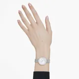 Reloj de pulsera Swarovski modelo Certa, fabricado en acero inoxidable con acabado plateado. Presenta una caja redonda de 30 mm con bisel engastado en cristales, esfera guilloché con índices de cristal en talla redonda y baguette, y brazalete de siete eslabones.