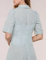Vestido camisero midi de rayas blanco y verde, con cuello solapa, escote en V, mangas cortas y falda acampanada con vuelo.