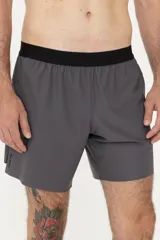Short deportivo gris oscuro de tela ultra liviana con tecnología drifit y protección UV50+.