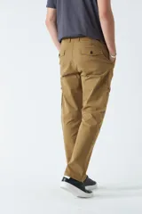 Pantalón cargo verde militar de gabardina, corte recto, con dos bolsillos laterales con fuelle y cierre de solapa, y logo bordado.