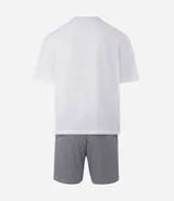 Pijama masculino de algodón, compuesto por una remera blanca con estampado de Garfield y la frase "Mondays Suck", y un short con rayas verticales blancas y negras. Incluye pantuflas negras de felpa.