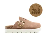 Zueco de cuero color beige con hebilla ajustable, plataforma de corcho y suela blanca con diseño dentado.
