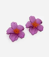 Caravanas tipo botón con forma de flor, confeccionadas en resina de color violeta con centro naranja compuesto por pequeñas cuentas. Cuentan con cierre de tornillo y base metálica.