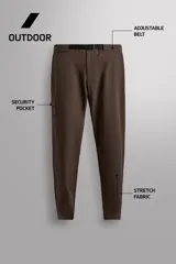Pantalón de hombre color marrón oscuro, corte regular fit, confeccionado en tejido técnico compacto elástico. Presenta cintura ajustable con cinturón negro a contraste, bolsillos frontales, bolsillo trasero con cierre y bolsillo cargo con cierre en la pernera.