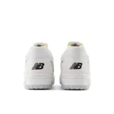 Championes New Balance 550 color crema con detalles en negro.