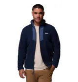 Campera polar de hombre con cierre frontal completo, cuello alto y paneles superpuestos en la zona del pecho y cuello. Cuenta con bolsillos laterales con cierre y logo de la marca bordado en el pecho.
