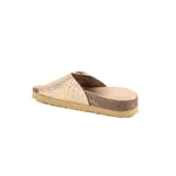 Sandalias marrones de cuero con suela tipo corcho y una tira ancha en el empeine con hebilla metálica grande.