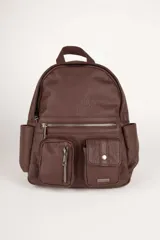 Mochila marrón de símil cuero texturizado con tres bolsillos externos con cierre, dos bolsillos laterales, asa de mano y correas traseras regulables.