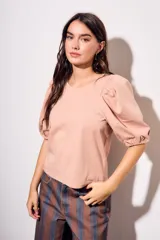 Remera color ladrillo de algodón peinado, de corte ajustado, con cuello redondo y mangas globo 3/4.