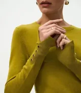 Suéter de punto Cortelle con cuello redondo y manga larga. Presenta un ajuste al cuerpo y detalle de botones metalizados decorativos en los puños.