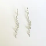 Par de caravanas colgantes de plata 950 con diseño abstracto.