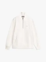 Sweater de felpa color blanco de Tommy Hilfiger, con cuello alto, cierre de un cuarto, bolsillo tipo canguro y logo bordado en el pecho.