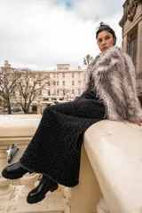 Falda larga de jean negro con tachas plateadas.