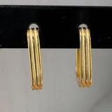 Par de aros tipo argolla dorados con diseño acanalado. Cierre a presión.