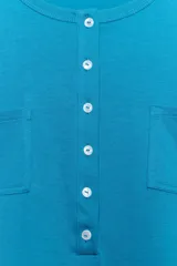 Camiseta rosada de manga larga con cuello panadero, cierre frontal con botones y bolsillos de parche en el pecho.