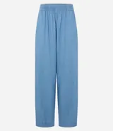 Pantalón recto de jeans celeste con cintura elástica.