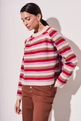 Sweater de lana con rayas horizontales en tonos rojo, rosa, beige y marrón. Presenta costuras decorativas en los laterales y puños en color violeta.