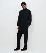 Pantalón jogger de corte holgado con cintura elástica, cordón ajustable, bolsillos laterales y puños elásticos en los tobillos.