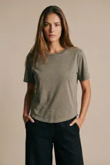 Remera de algodón peinado color arena, con cuello redondo y mangas cortas. Presenta un corte recto con ruedo ligeramente redondeado.