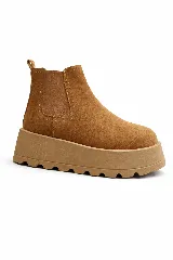 Pantubotas de gamuza color camel con diseño tipo Chelsea, caracterizadas por su suela de plataforma gruesa dentada y paneles elásticos laterales.