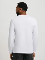 Remera básica de manga larga con cuello redondo, confeccionada en tejido liso de algodón.