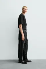 Jeans de corte recto y tiro medio, confeccionados en denim de algodón rígido con efecto lavado. Presentan diseño de cinco bolsillos y cierre frontal con botones.