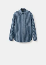 Camisa oversize de algodón estilo denim, de color azul con estampado de rayas, cuello camisero, manga larga con puños abotonados, bolsillo de parche en el pecho y cierre frontal con botones.