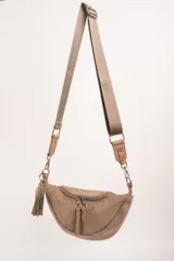 Riñonera negra de gamuza vegana con correa ajustable y cierre plateado.