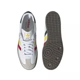 Championes adidas Samba OG de diseño clásico, con exterior de cuero blanco, puntera de gamuza gris y suela de goma color caramelo. Presenta las icónicas tres tiras laterales en colores verde, amarillo y rojo, con el nombre del modelo en dorado.