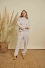 Pantalon de vestir color beige, de corte recto y tiro medio. Presenta pinzas frontales, bolsillos laterales y cintura con elástico en la parte posterior.