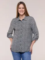 Camisa de corte clásico con estampa geométrica en blanco y negro, cuello camisero tradicional, cierre frontal con botones y mangas largas.