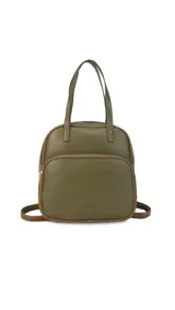 Mochila color bordó con doble asa superior, correas traseras regulables y bolsillo frontal con cierre. Se puede usar como mochila o como cartera.