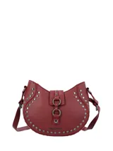 Cartera tipo bandolera de ecocuero color bordó, con diseño semicircular y detalle de tachas metálicas plateadas en el frente. Cuenta con una solapa central con cierre magnético y argollas decorativas, además de una correa ajustable para llevar al hombro o cruzada.